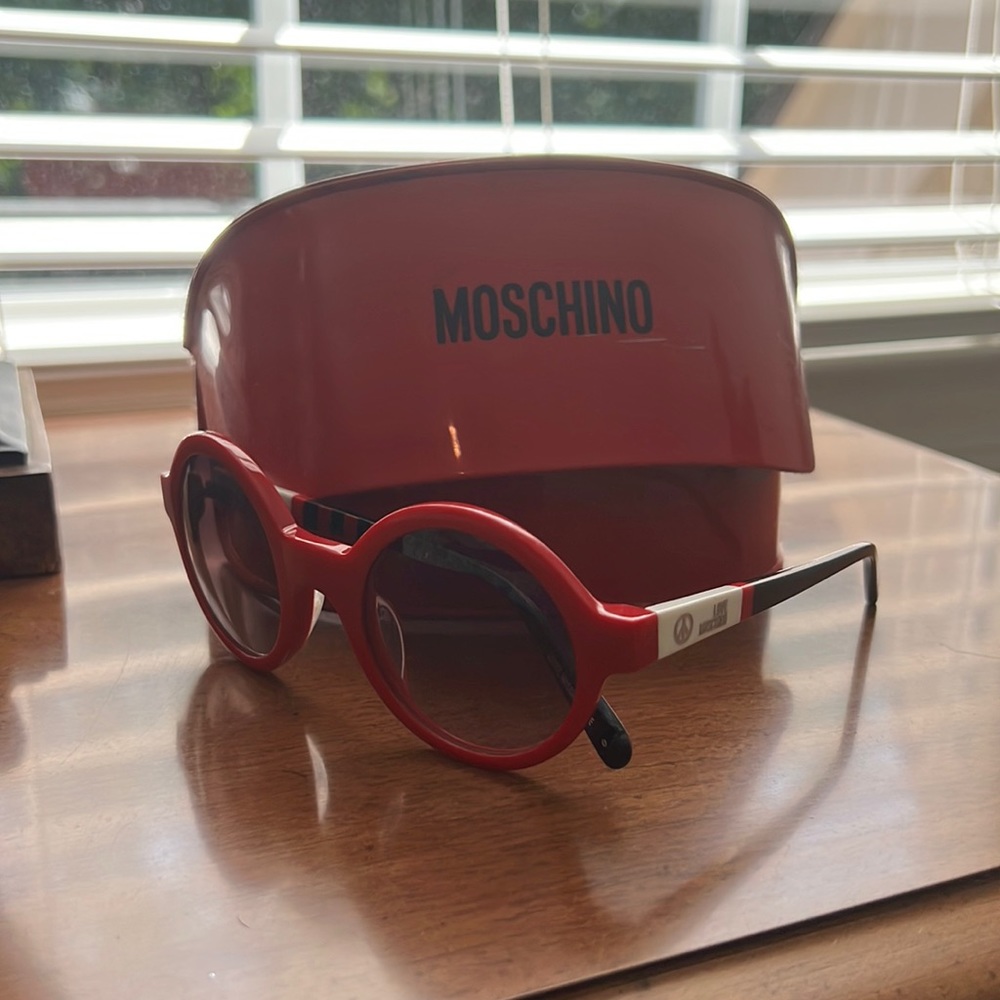 Moschino circle shades red